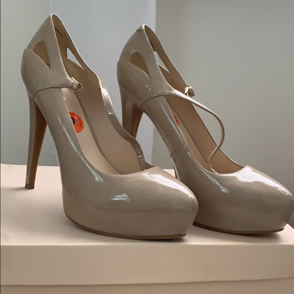 Beige patent leather Nine West Vanessa pumps